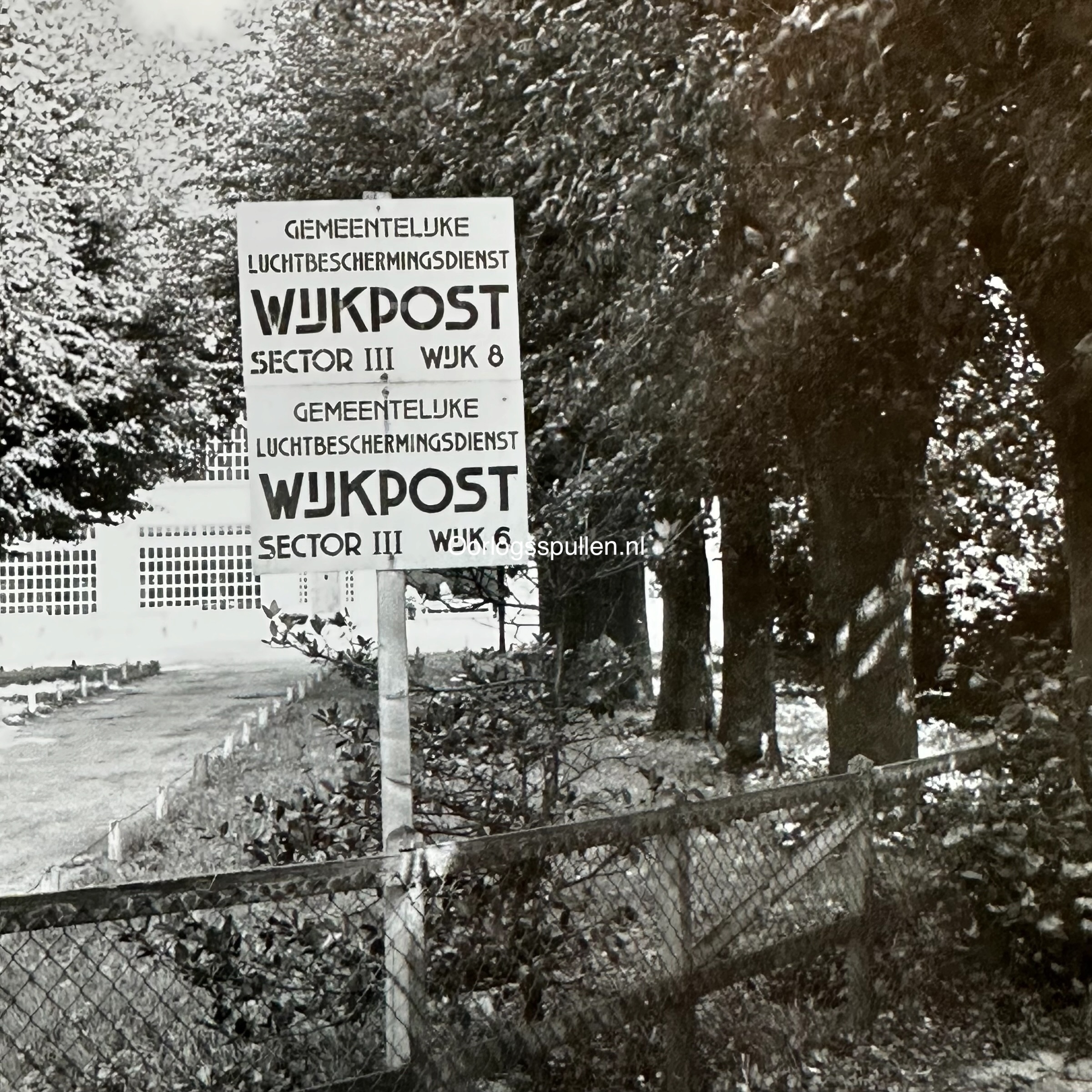 Originele WWII Duitse foto Den Haag Gemeentelijke Luchtbeschermingsdienst wijkpost Sector III wijk 6 en 8 Nederlandse bezetting