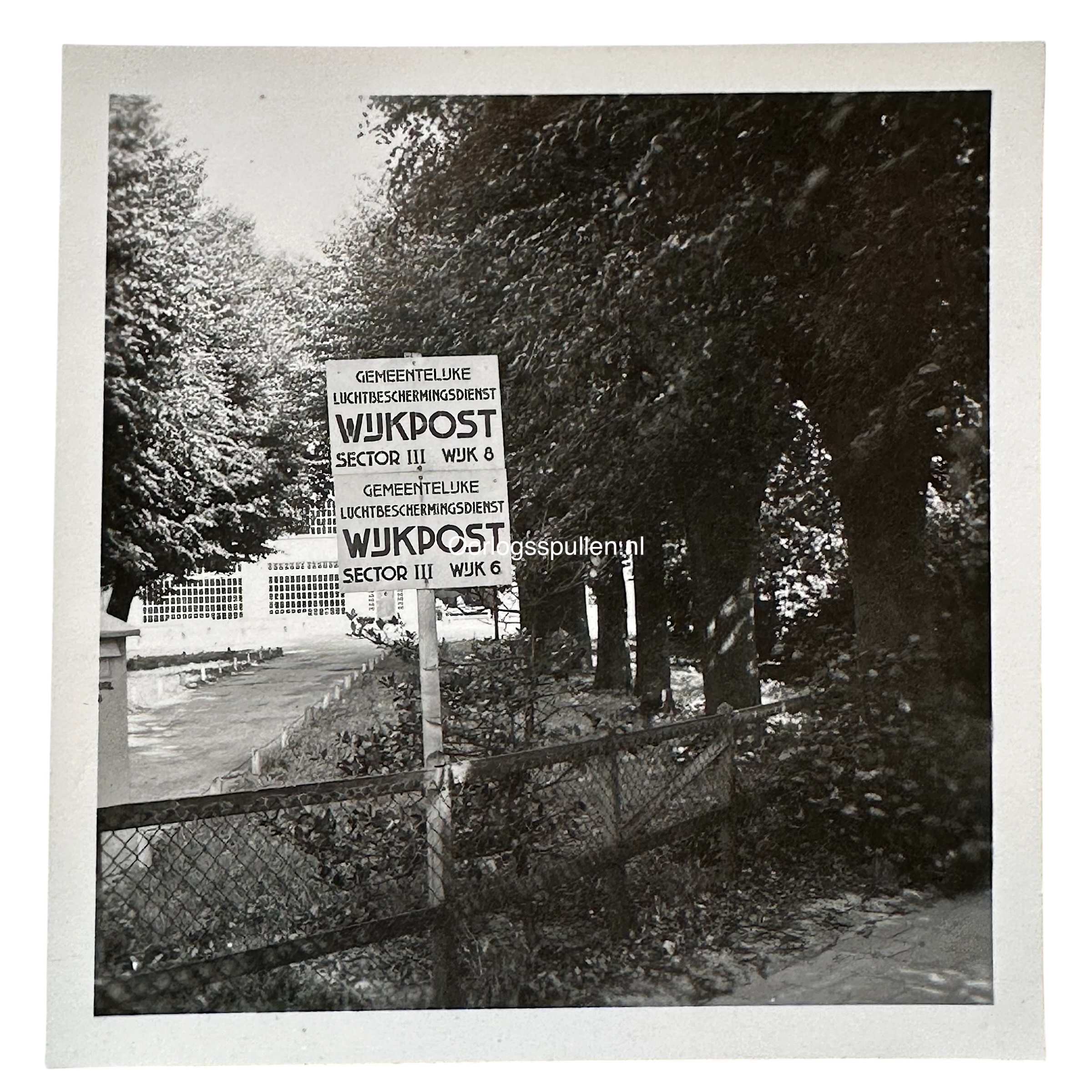 Originele WWII Duitse foto Den Haag Gemeentelijke Luchtbeschermingsdienst wijkpost Sector III wijk 6 en 8 Nederlandse bezetting
