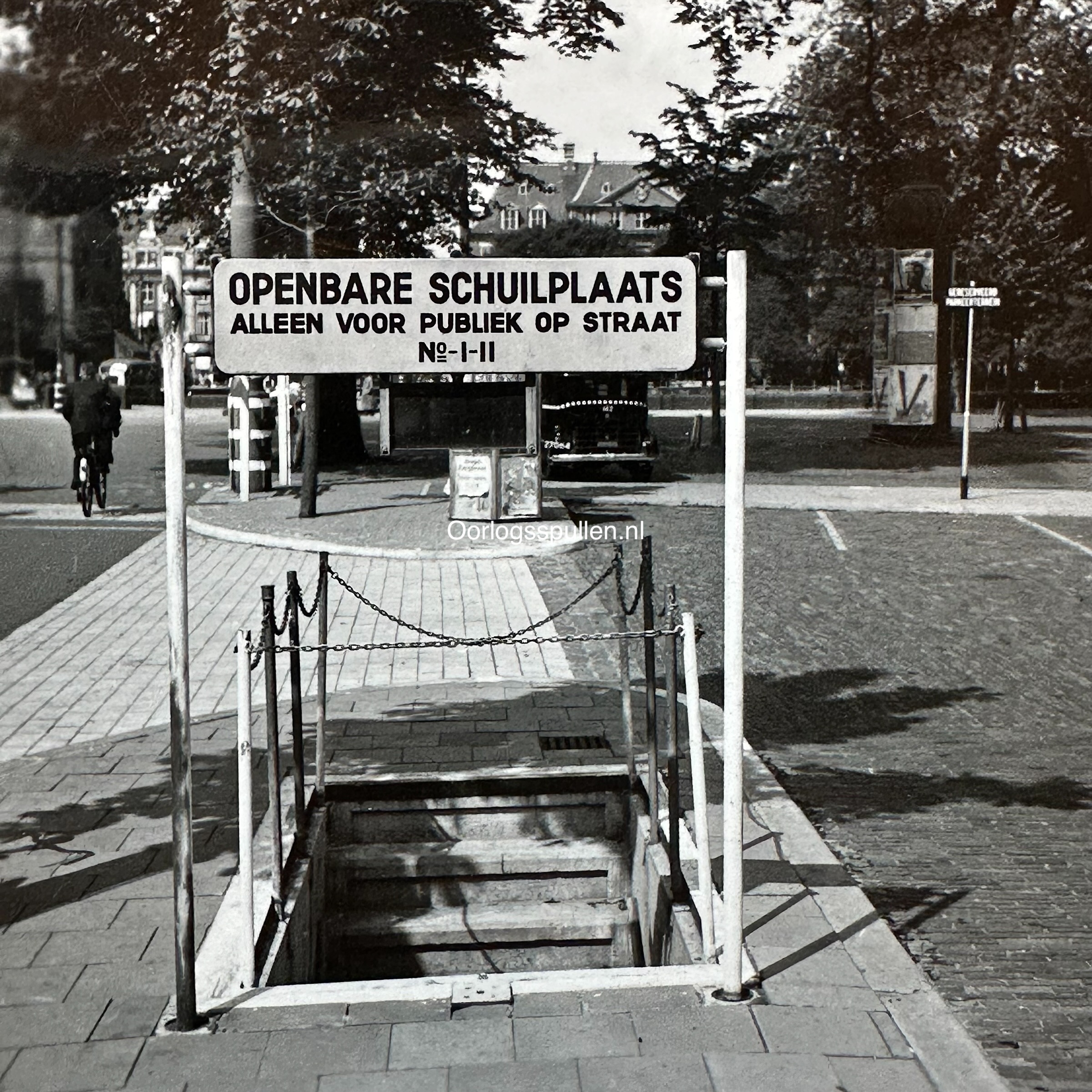 Originele WWII Duitse foto Den Haag openbare schuilplaats luchtbescherming Geneeskundige Hulpdienst tijdens Duitse bezetting Nederland