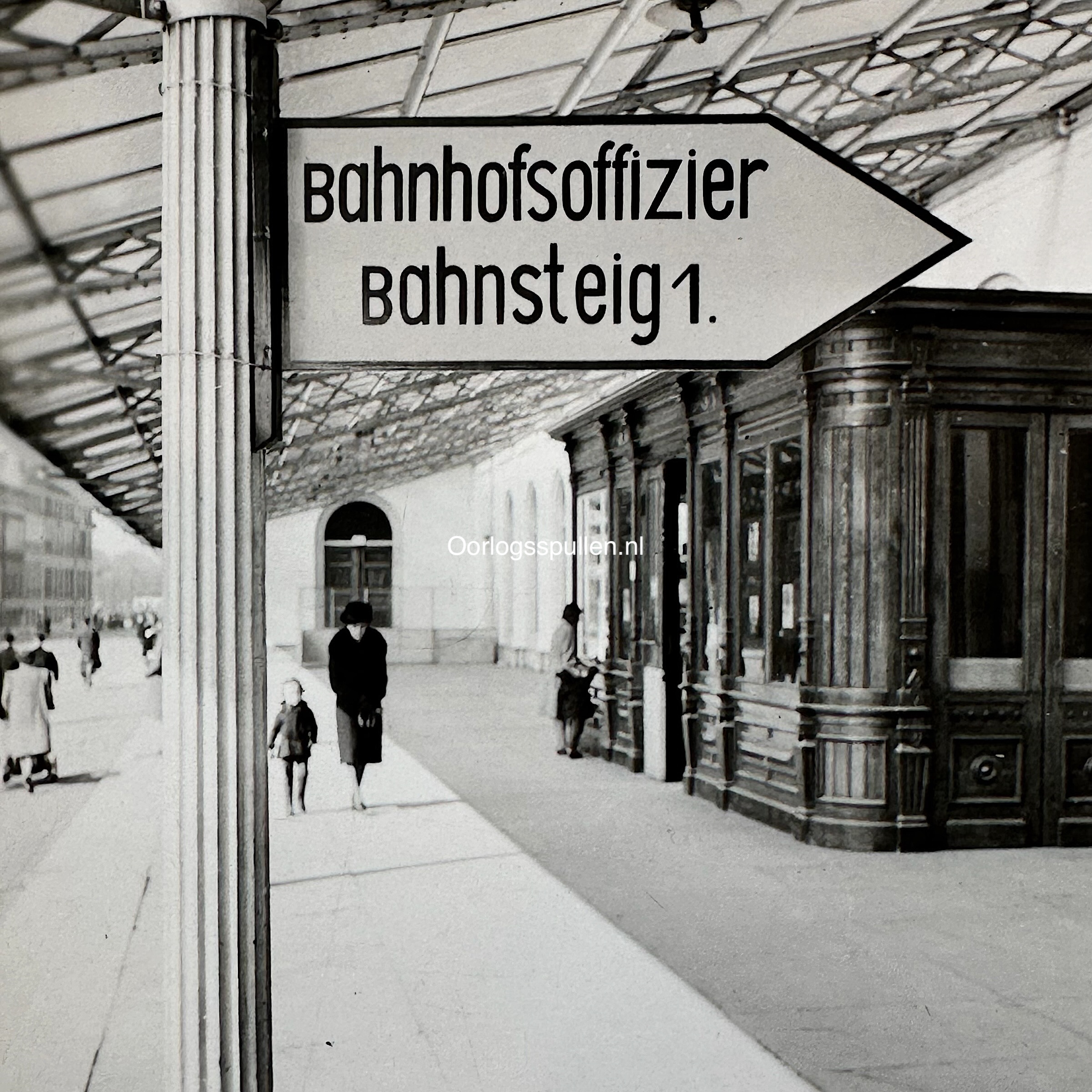 Originele WWII Duitse foto Den Haag station Bahnhofsoffizier Bahnsteig 1 Duits militair spoorwegen bezetting Nederland Tweede Wereldoorlog