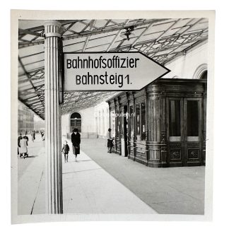 Originele WWII Duitse foto Den Haag station Bahnhofsoffizier Bahnsteig 1 Duits militair spoorwegen bezetting Nederland Tweede Wereldoorlog