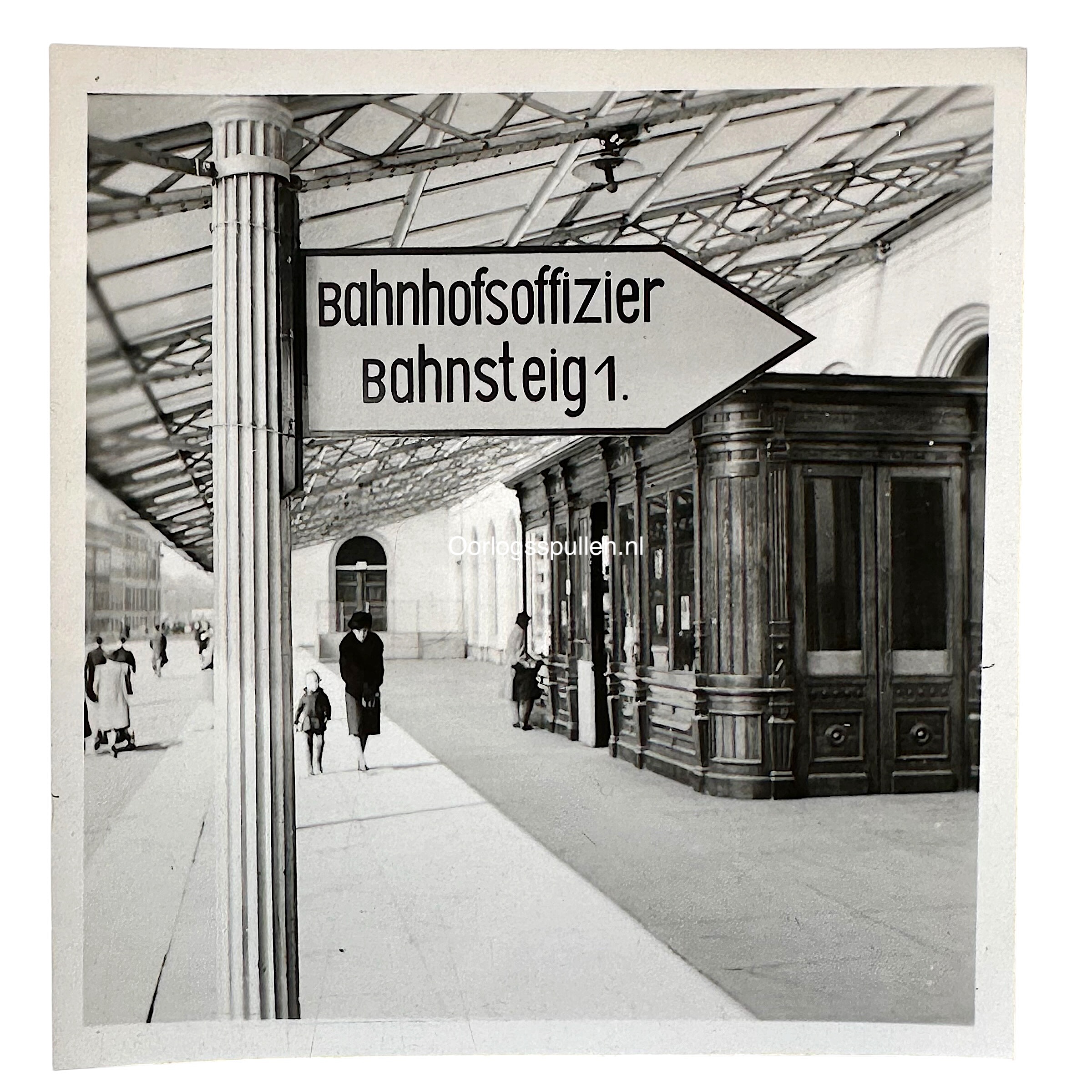 Originele WWII Duitse foto Den Haag station Bahnhofsoffizier Bahnsteig 1 Duits militair spoorwegen bezetting Nederland Tweede Wereldoorlog
