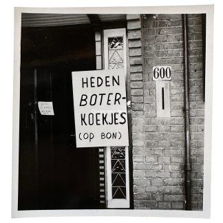 Originele WWII Duitse foto Den Haag winkel boterkoekjes op bon voedseldistributie rantsoenering Nederlandse bezetting Tweede Wereldoorlog