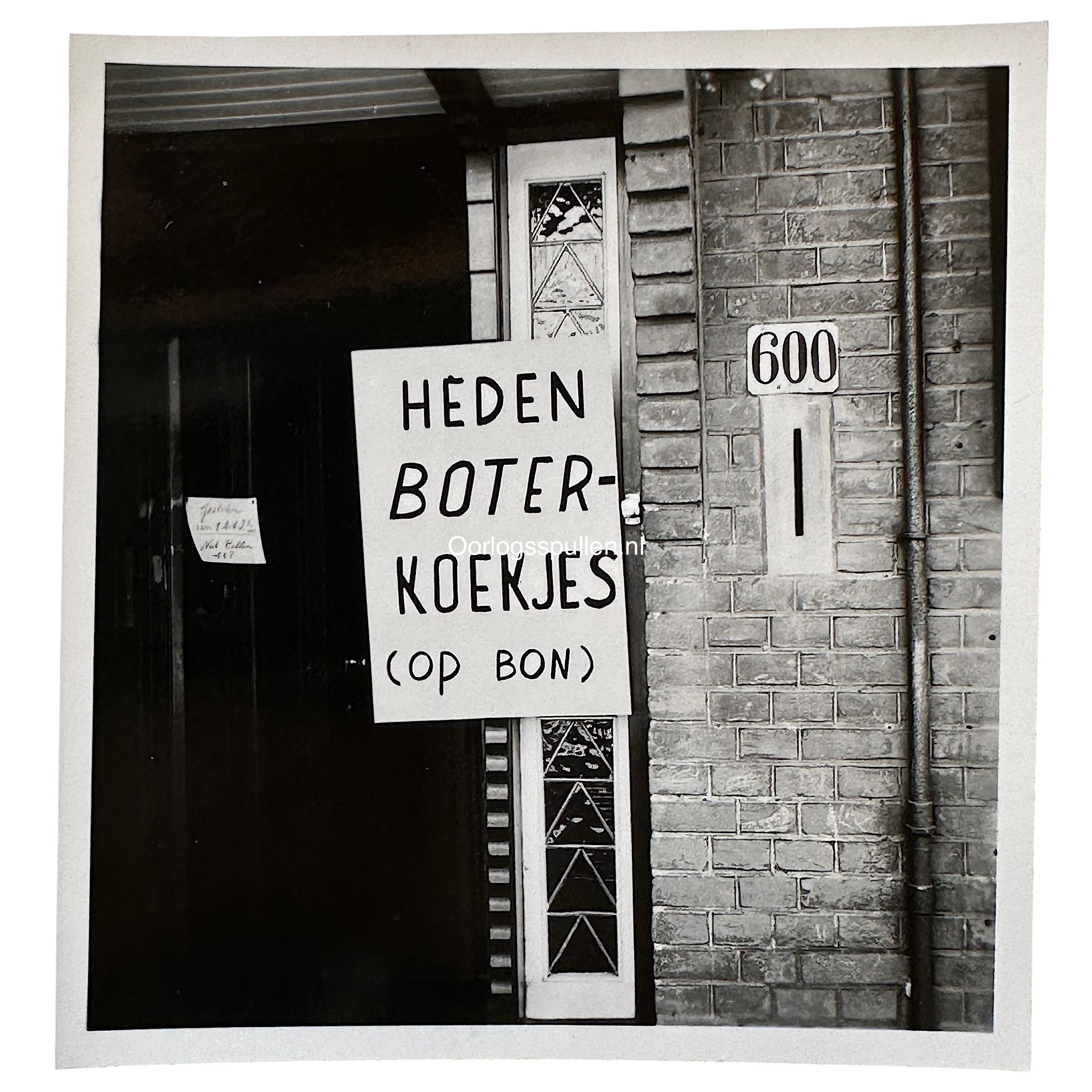 Originele WWII Duitse foto Den Haag winkel boterkoekjes op bon voedseldistributie rantsoenering Nederlandse bezetting Tweede Wereldoorlog