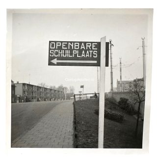 Originele WWII Duitse foto Voorburg 1940 met bord 'Openbare Schuilplaats' Nederlandse luchtbescherming en openbare schuilplaats Tweede Wereldoorlog.