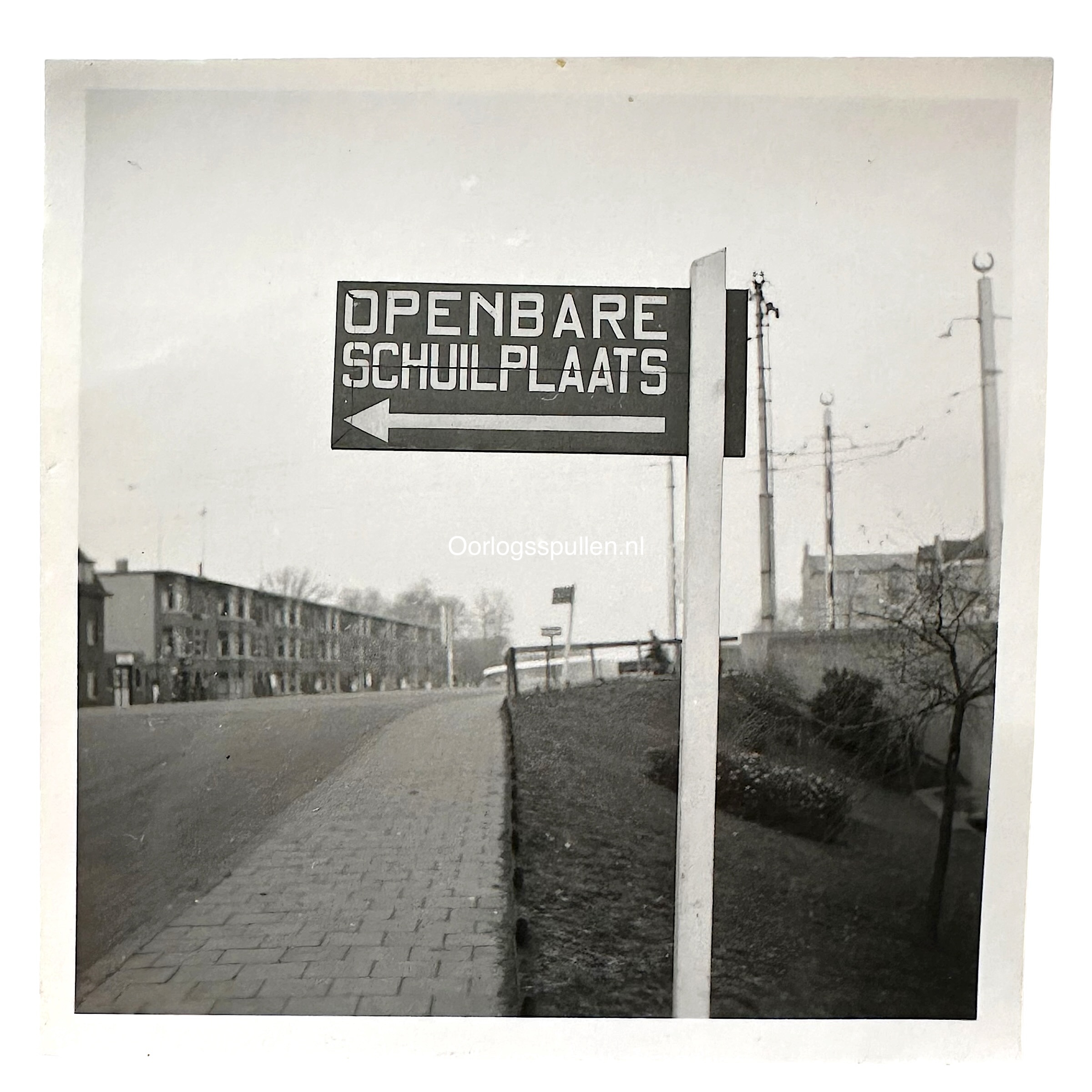 Originele WWII Duitse foto Voorburg 1940 met bord 'Openbare Schuilplaats' Nederlandse luchtbescherming en openbare schuilplaats Tweede Wereldoorlog.