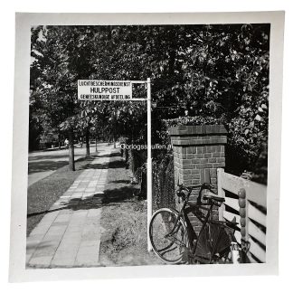Originele WWII Duitse foto Wassenaar met Nederlandse Luchtbeschermingsdienst hulppost geneeskundige afdeling tijdens de Tweede Wereldoorlog.