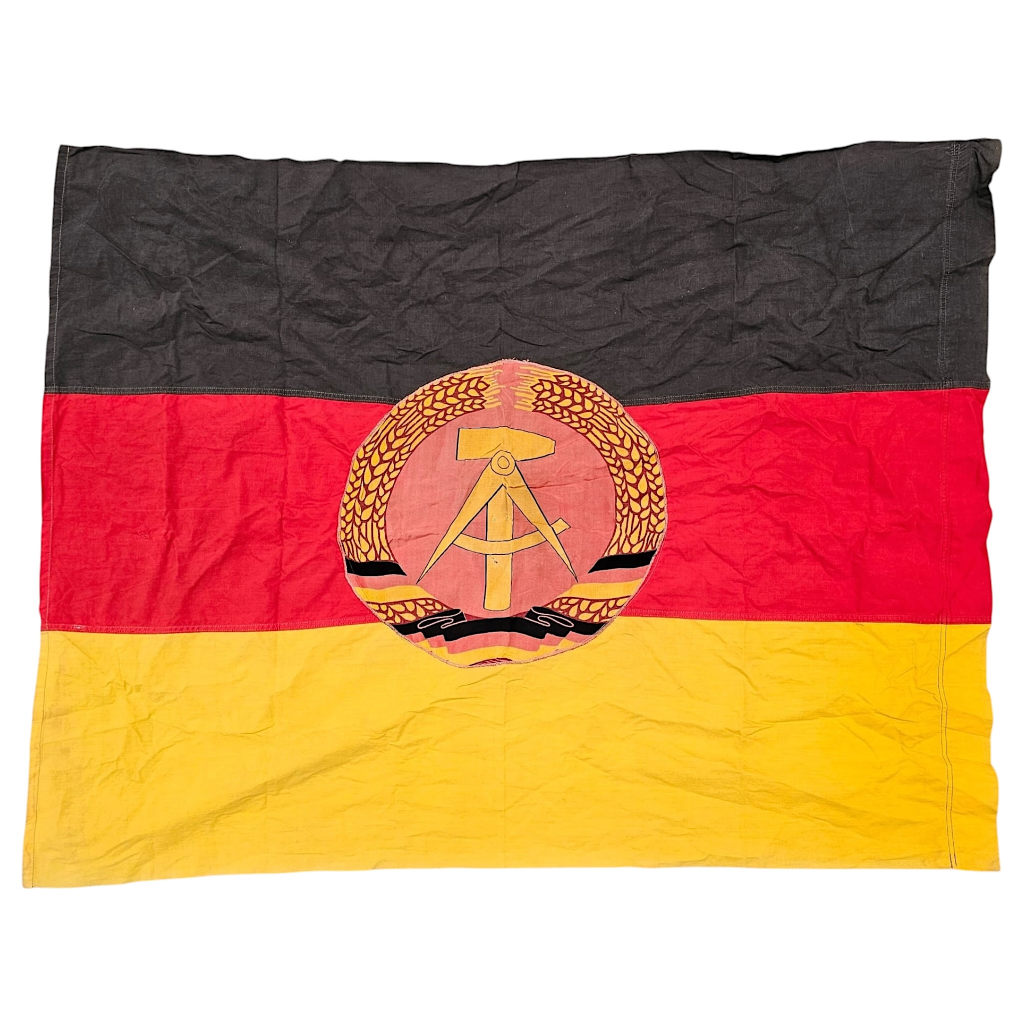 Originele DDR nationale vlag met zwart-rood-goud banen en het DDR staatswapen centraal
