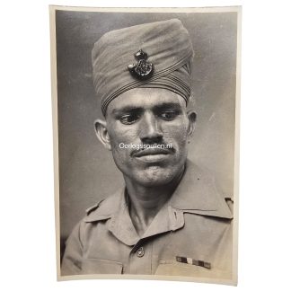 Originele WWII foto van Indian Army soldaat met tulband en regimentsinsigne