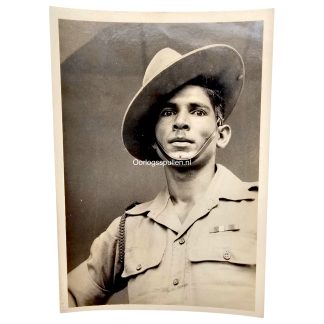 Originele WWII foto van een Garhwali Rajput soldaat met vilthoed en uniform