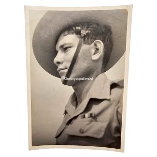 Originele WWII foto van een Garhwali Rajput soldaat met vilthoed en insigne