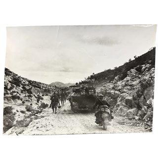 Originele WWII Duitse foto van pantservoertuig en troepen in een bergpas
