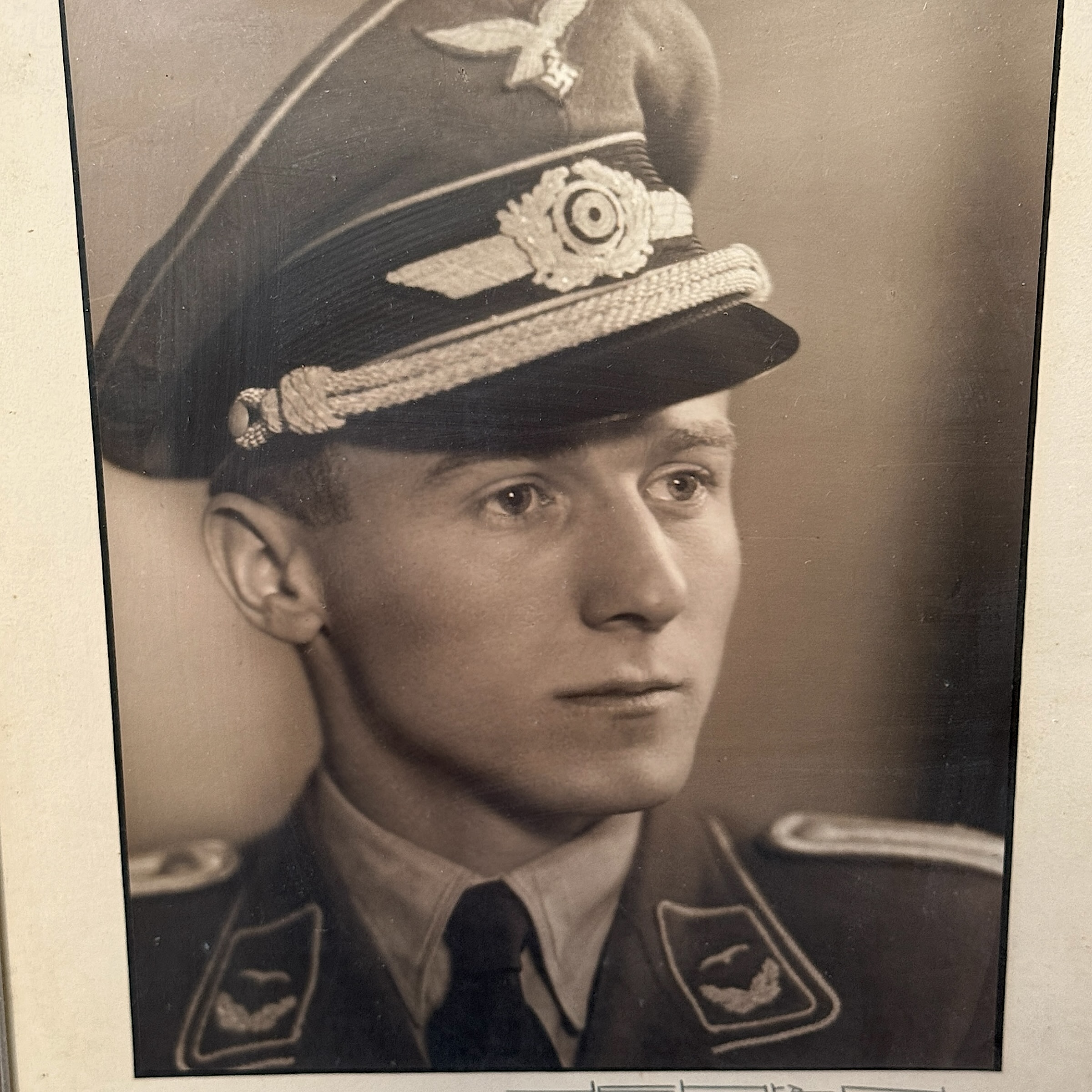 Original WWII German Luftwaffe framed photo portrait Major - Afbeelding 2