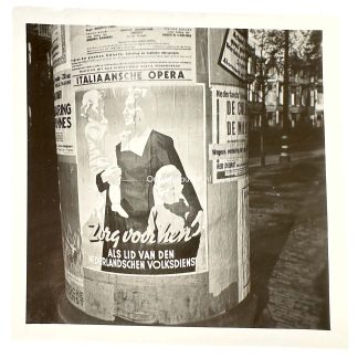 Originele WWII foto van Nederlandschen Volksdienst poster 'Zorg voor hen' op aanplakzuil