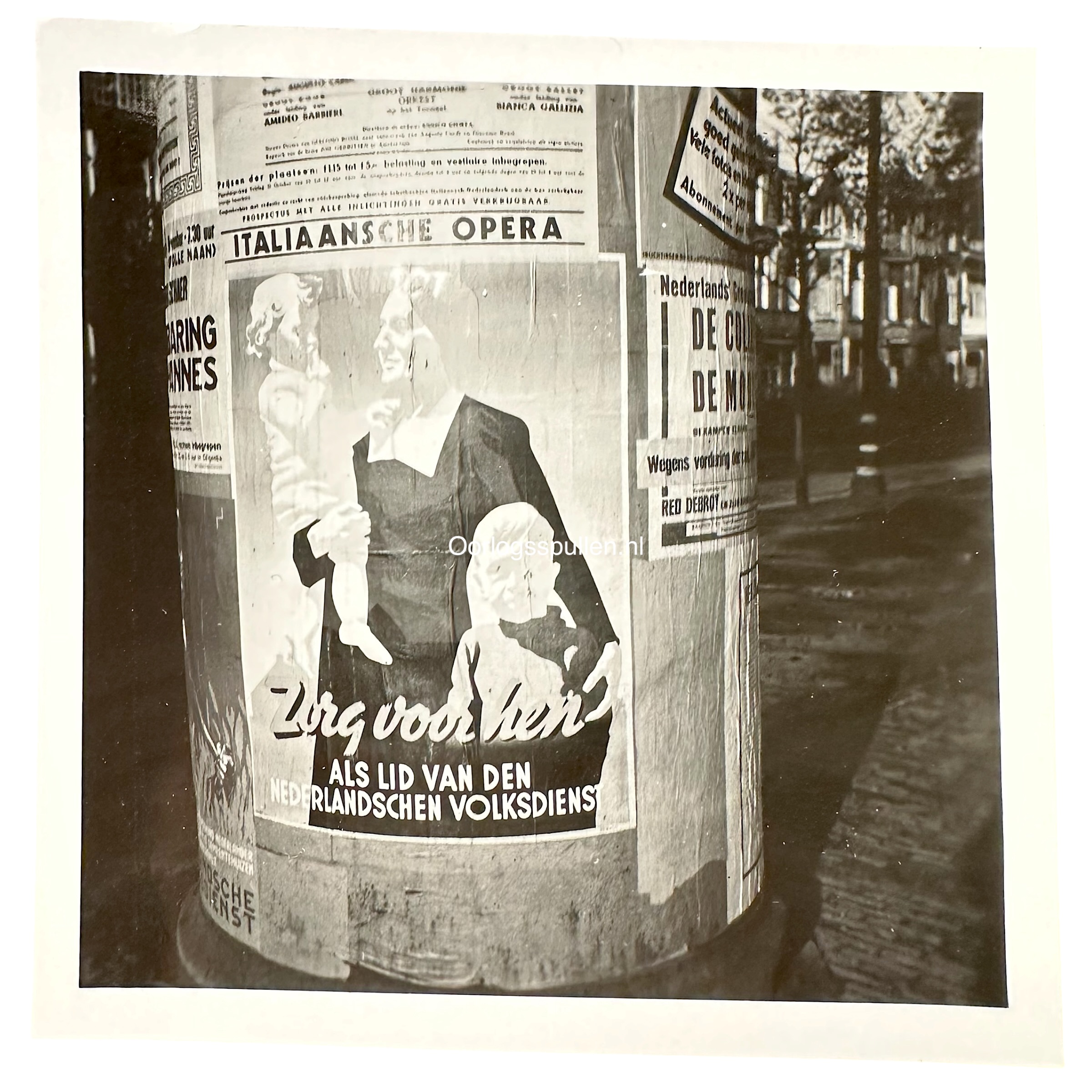 Originele WWII foto van Nederlandschen Volksdienst poster 'Zorg voor hen' op aanplakzuil
