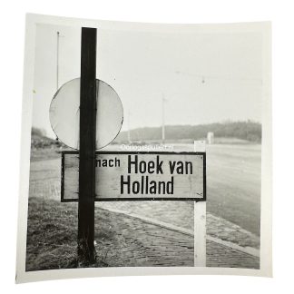 Originele WWII foto van wegwijzerbord 'nach Hoek van Holland' bij Den Haag