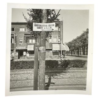 Originele WWII foto van NSB kernvergadering straatbord in Den Haag, 1941