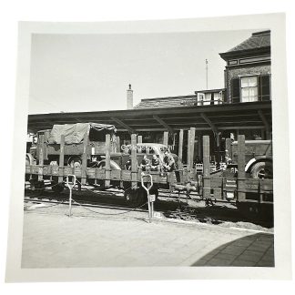 Originele WWII foto van Duitse treincolonne met legervoertuigen bij station Apeldoorn