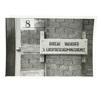 Originele WWII foto van bordje 'Bureau Vakhoofd Luchtbeschermingsdienst' te Delft