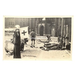 Originele WWII foto van Rode Kruis verpleegster en slachtoffers op straat in Amsterdam