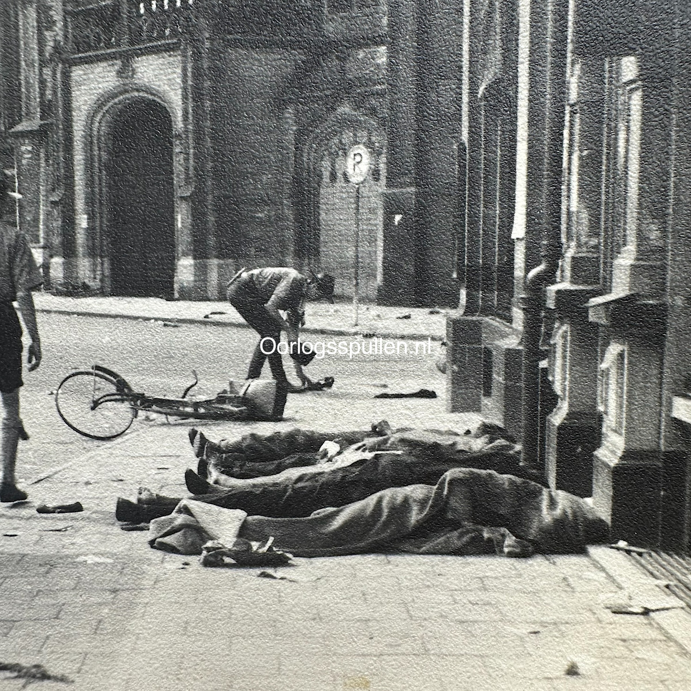 Original WWII Dutch Photo Red Cross, Casualties Amsterdam Dam 1945 - Afbeelding 2