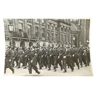 Originele WWII Nederlandse NBS foto van marcherende manschappen op de Dam in Amsterdam