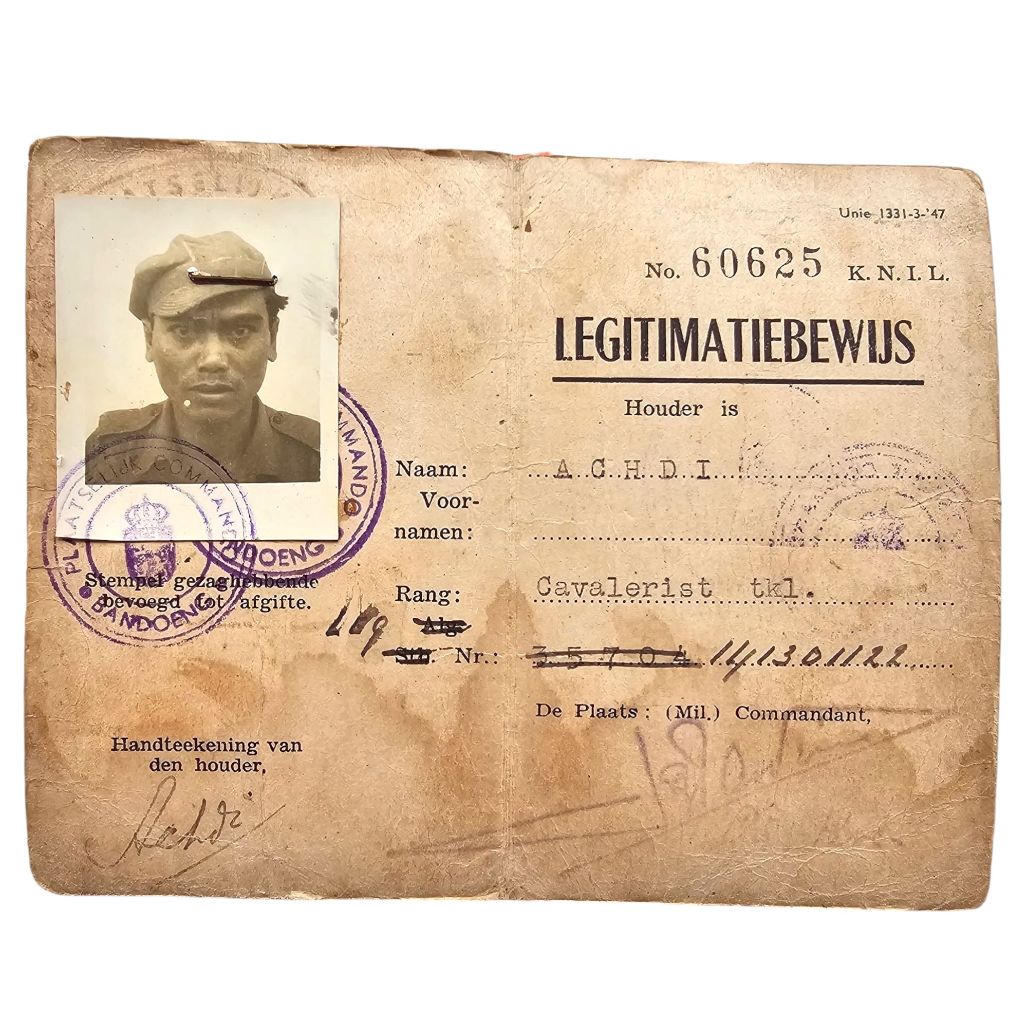 Origineel KNIL legitimatiebewijs met pasfoto en stempels van Bandoeng, 1945-1949