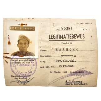 Origineel KNIL legitimatiebewijs met pasfoto, stempel Koepang en handtekening
