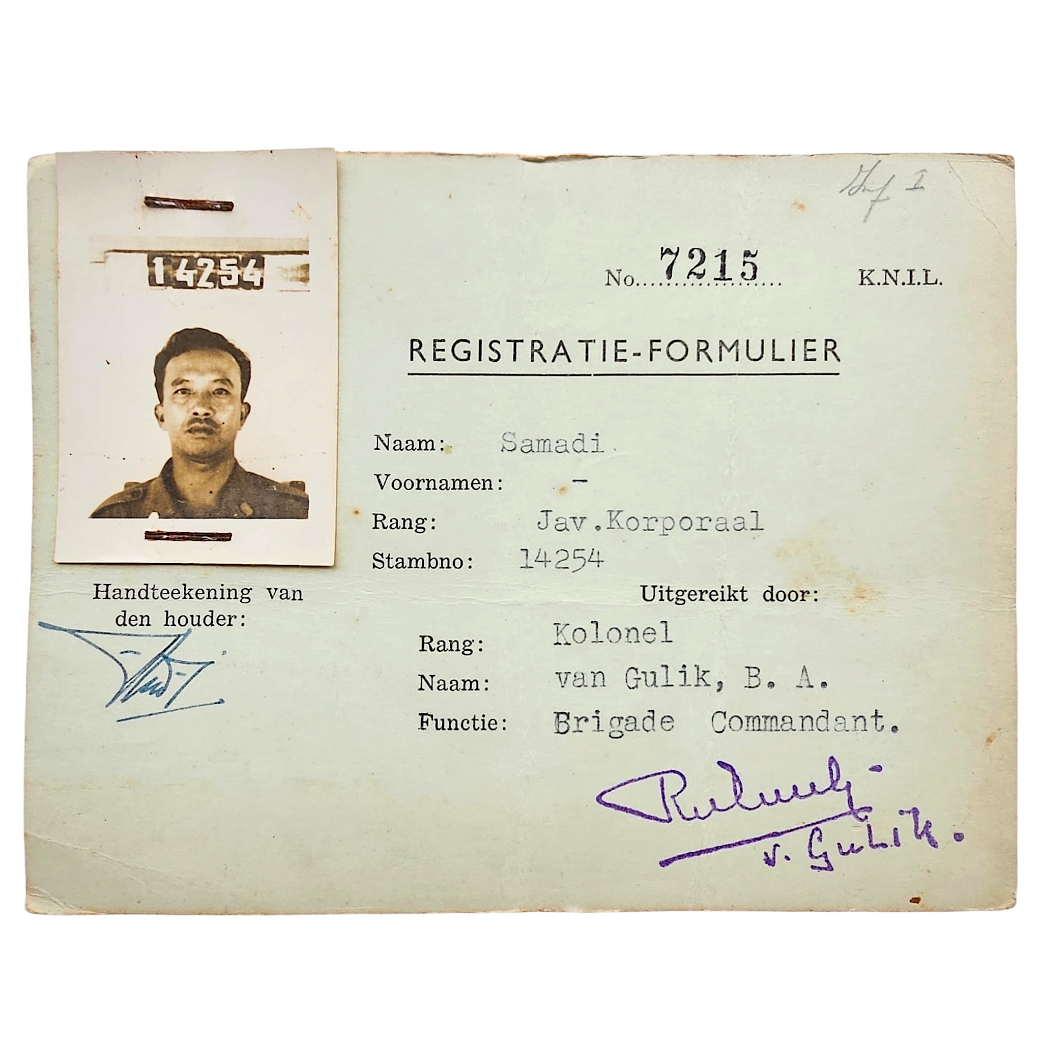 KNIL registratie-formulier met pasfoto, naam Samadi en handtekening van Kolonel van Gulik