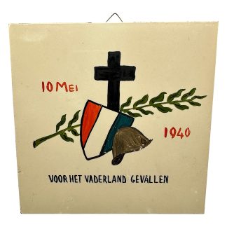 Originele Nederlandse herdenkingstegel met kruis, wapenschild en helm, meidagen 1940.