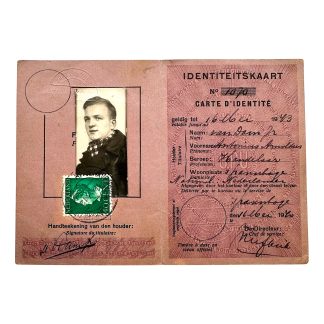 Originele Nederlandse identiteitskaart mei 1940 's-Gravenhage 's-Hertogenbosch pasfoto 40 cent postzegel Tweede Wereldoorlog.