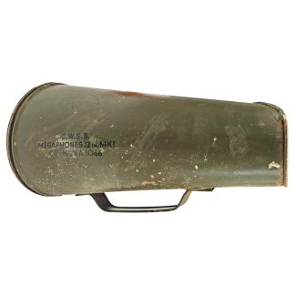 Originele Britse megafoon van het type C.W.S.B. Megaphones 12 inch MK I uit de Tweede Wereldoorlog.