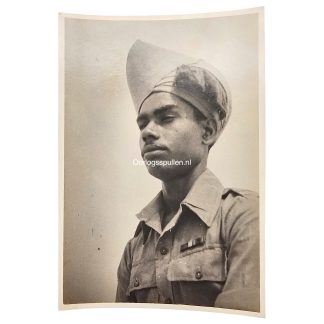 Originele WWII foto van een Indiase soldaat met tulband, achterzijde gemerkt 'Madrassi'
