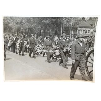 Originele WWII Nederlandse NBS Binnenlandse Strijdkrachten foto mei 1945 bevrijding Nederland verzetsbeweging Tweede Wereldoorlog 13 x 9 cm.