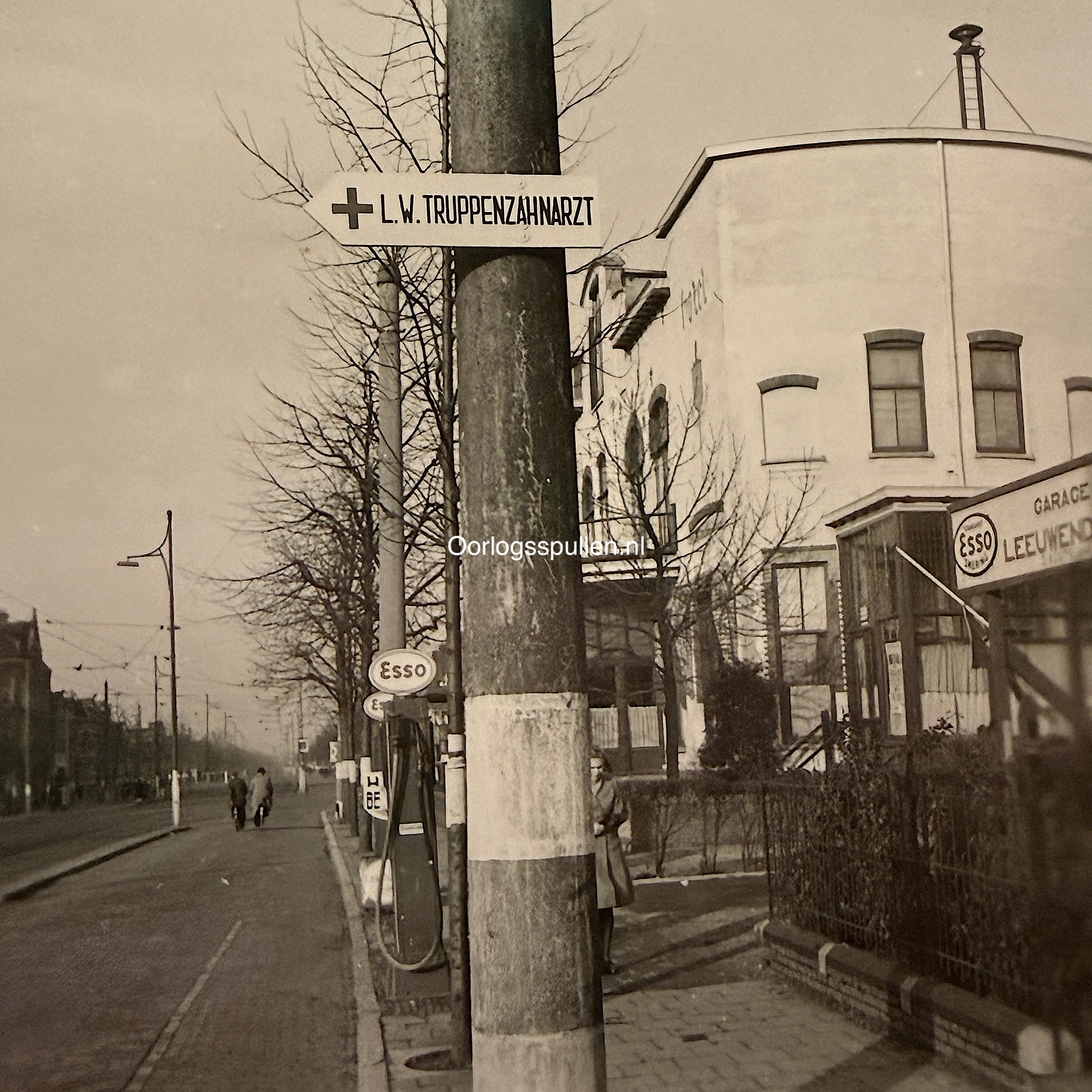 Originele WWII Duitse Luftwaffe foto Rijswijk november 1941 met L.W. Truppenzahnarzt wegwijzer, Garage Leeuwendaal en Esso benzinepomp