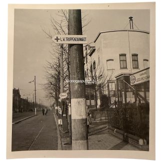 Originele WWII Duitse Luftwaffe foto Rijswijk november 1941 met L.W. Truppenzahnarzt wegwijzer, Garage Leeuwendaal en Esso benzinepomp