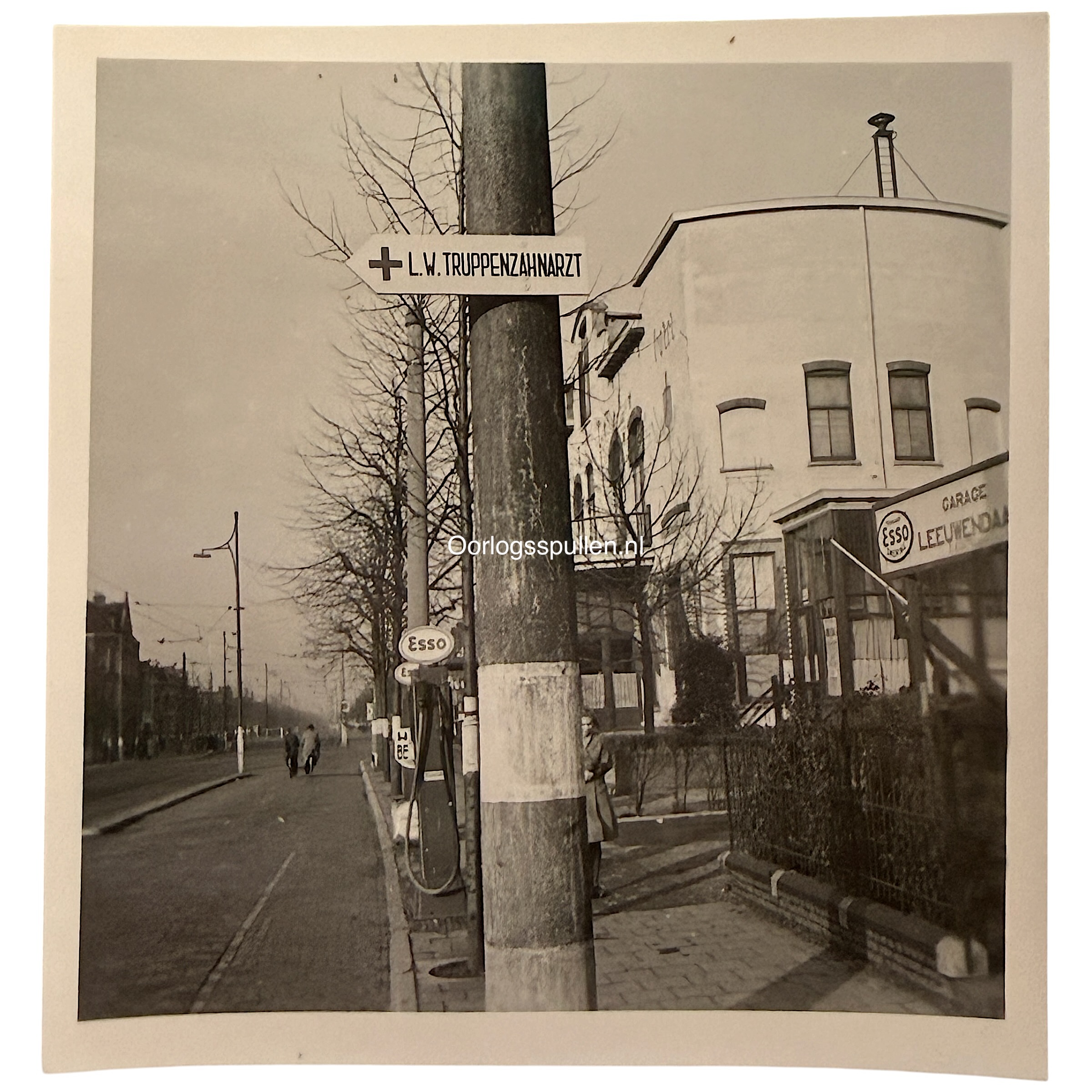 Originele WWII Duitse Luftwaffe foto Rijswijk november 1941 met L.W. Truppenzahnarzt wegwijzer, Garage Leeuwendaal en Esso benzinepomp