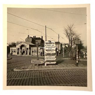 Originele WWII Duitse foto Rijswijkseplein Den Haag met Wehrmacht wegwijzers Ortskommandantur, Marinebefehlshaber en Duitse bezettingsborden