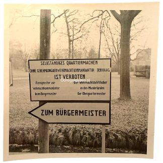 Originele WWII Duitse foto Voorburg november 1941 met Wehrmachtkommandantur Den Haag bord en Duitse wegwijzer 'Zum Bürgermeister'