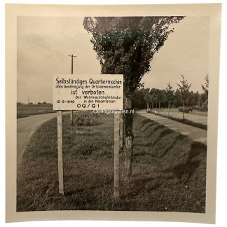 Originele WWII Duitse foto Wateringen 1940 met bord Wehrmachtsbefehlshaber in den Niederlanden en Ortskommandantur tijdens Duitse bezetting