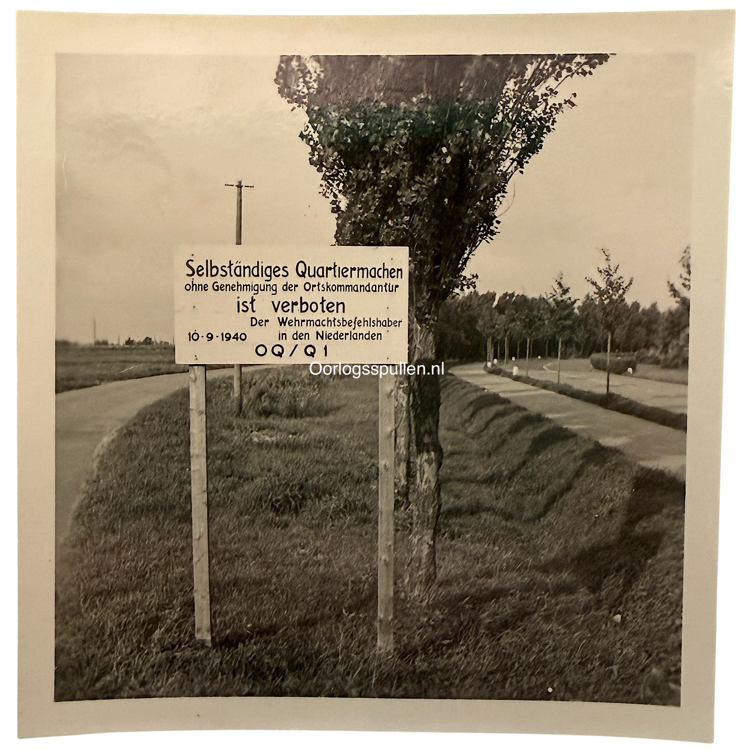 Originele WWII Duitse foto Wateringen 1940 met bord Wehrmachtsbefehlshaber in den Niederlanden en Ortskommandantur tijdens Duitse bezetting