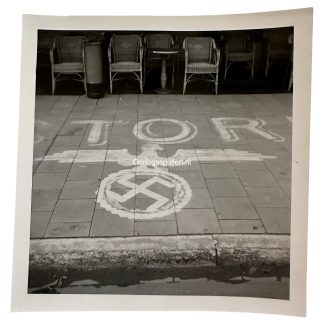 Originele WWII foto van een terras in Den Haag met een geschilderd hakenkruis op de stoep