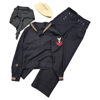 Origineel WWII Amerikaans Navy uniform met jumper, broek, halsdoek en pet