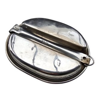 Origineel Amerikaans WWII mess kit uit 1942 met gestempelde handgreep 'U.S. M.A.Co. 1942'