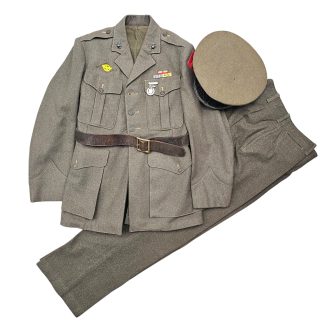 Origineel WWII USMC 4th Marine Division uniform met jas, broek, pet en riem, 1942 gedateerd