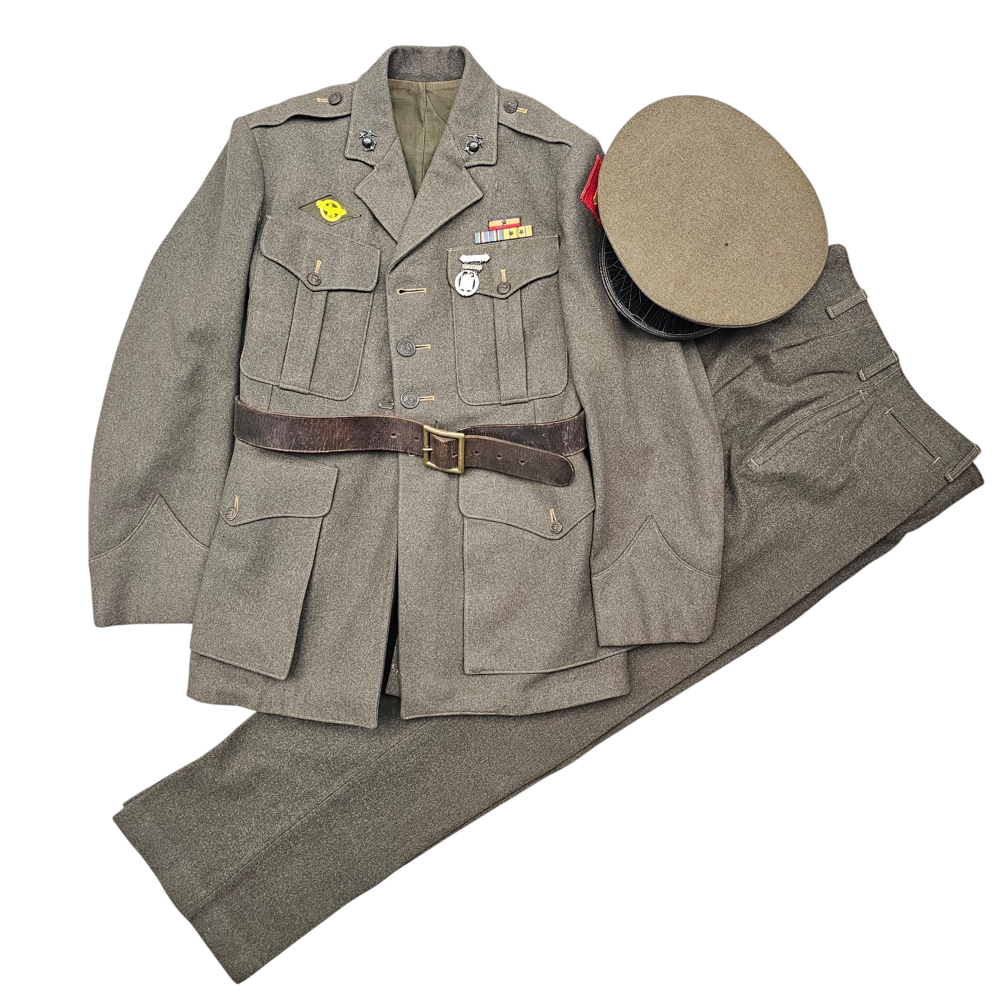 Origineel WWII USMC 4th Marine Division uniform met jas, broek, pet en riem, 1942 gedateerd