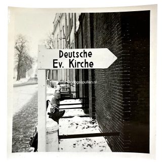 Originele WWII foto van een Duits straatbord 'Deutsche Ev. Kirche' in Den Haag