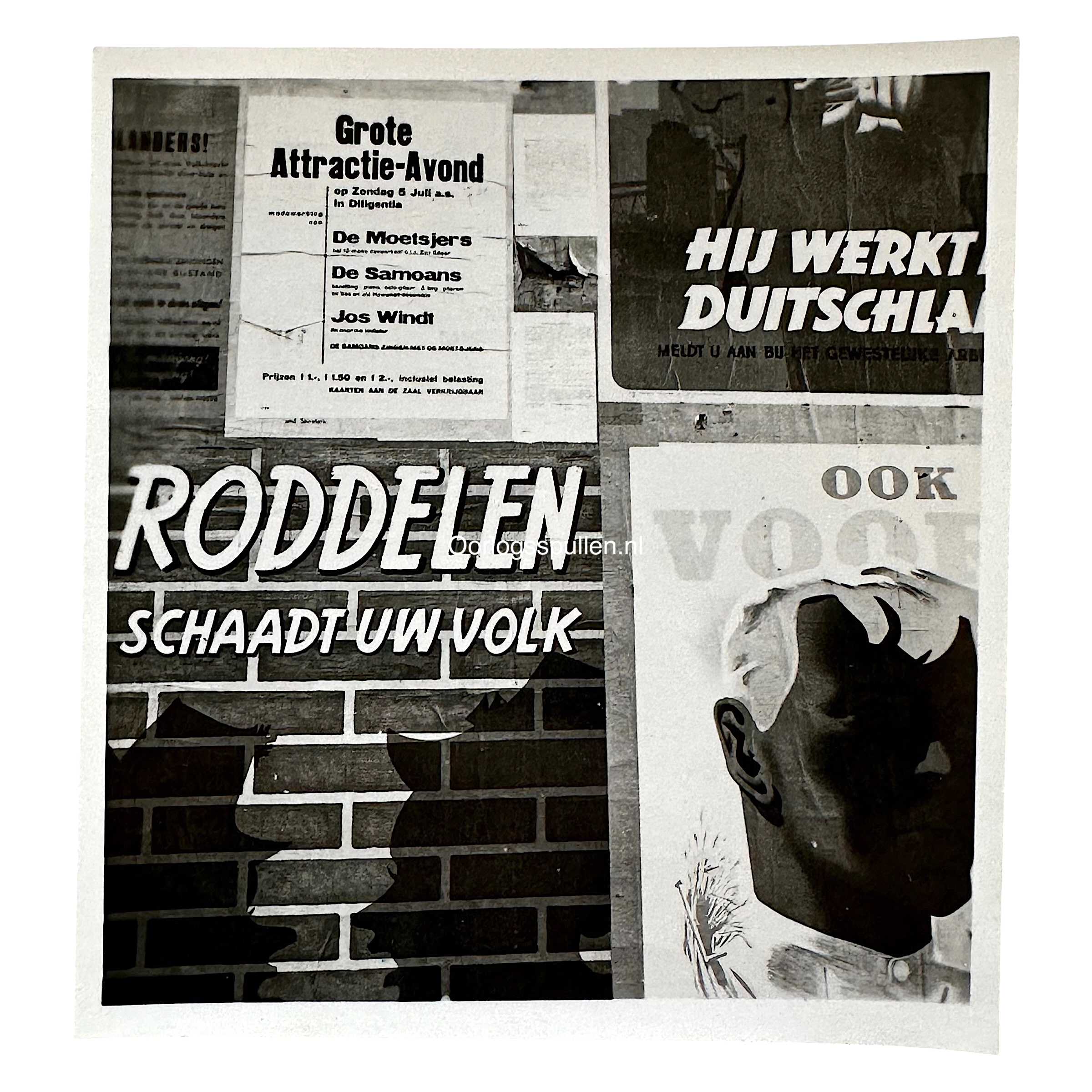 Zwart-witfoto van propagandaposters op een muur in Den Haag, WOII