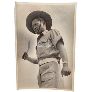 Originele WWII foto van een Gurkha soldaat met breedgerande hoed en lepel