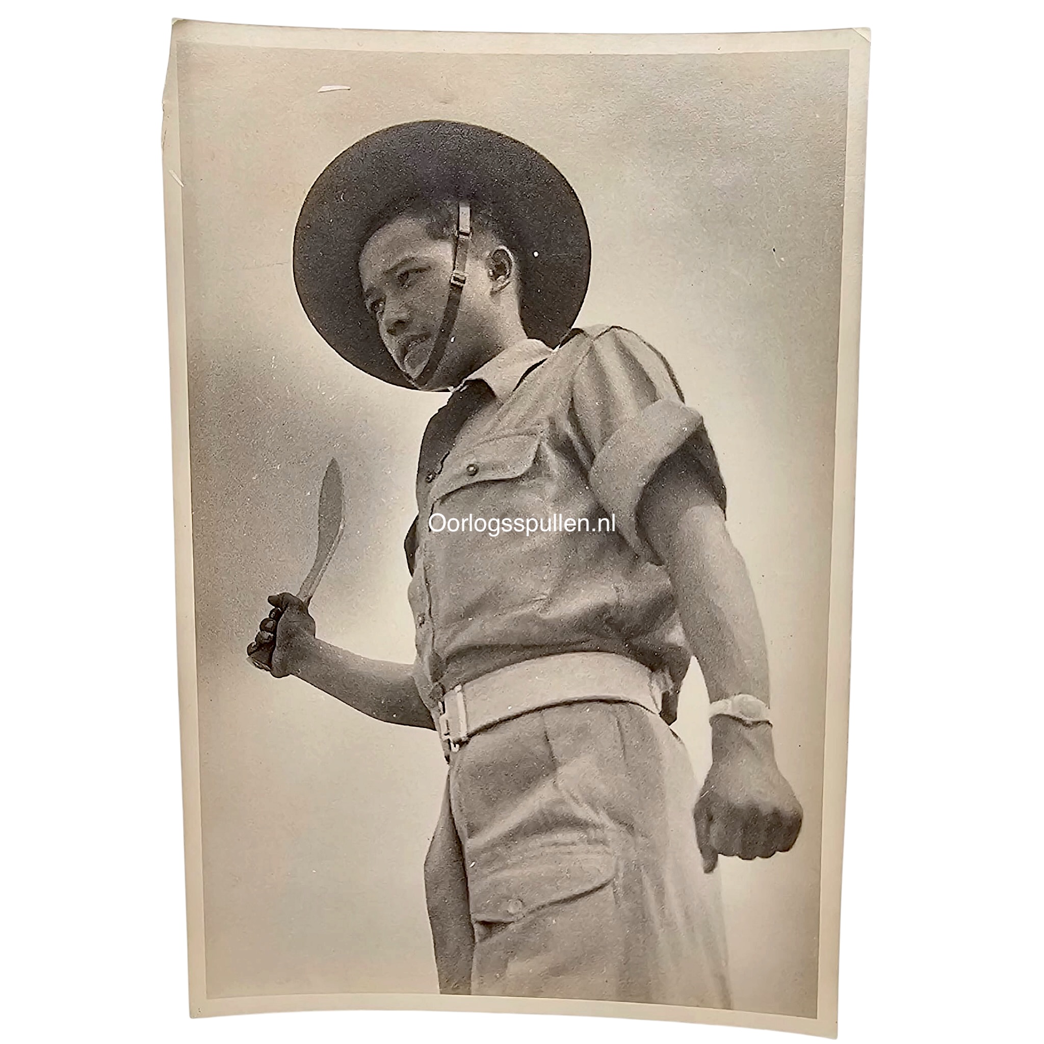 Originele WWII foto van een Gurkha soldaat met breedgerande hoed en lepel